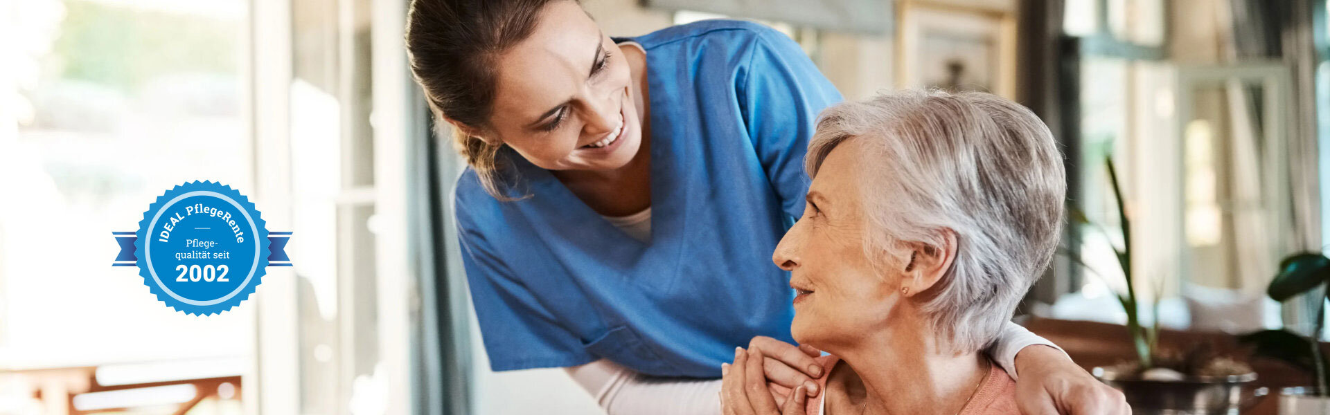 IDEAL Pflegeversicherung Junge Pflegerin lächelt ihre Patienten an
