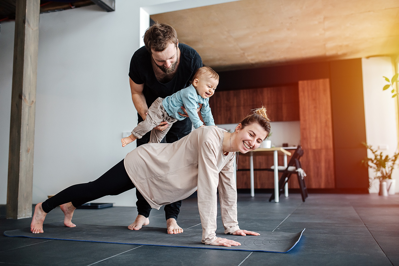 IDEAL Risikolebensversicherung Junge Familie macht Spaß beim Yoga